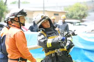 防火衣、空気呼吸器フル装備での放水訓練